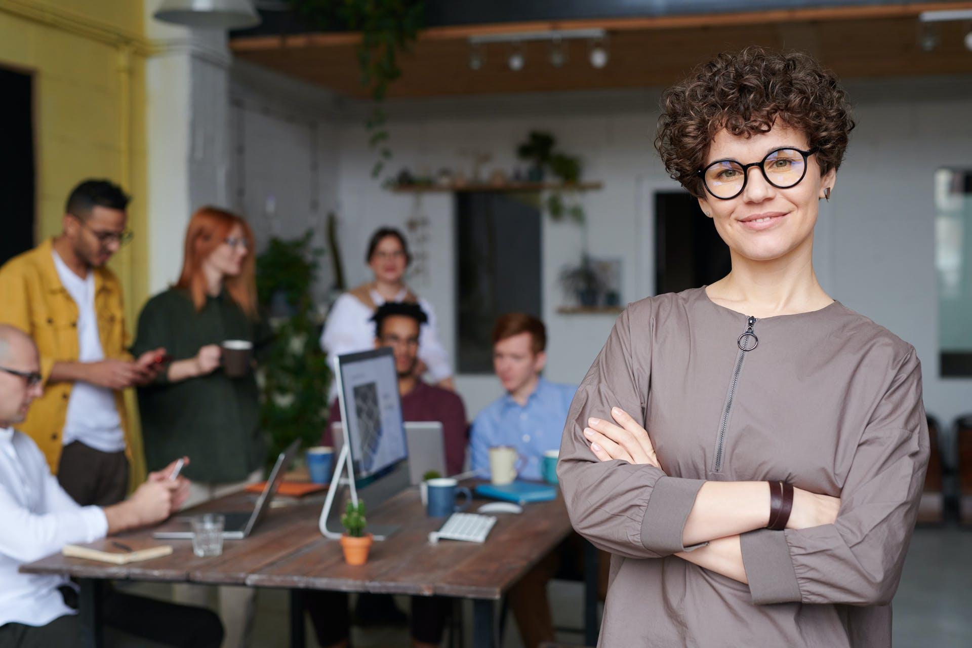 Tam aan het werk met focus op vrouwelijke medewerker