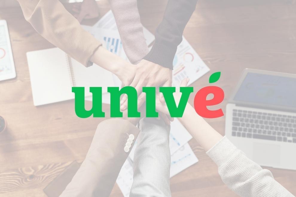 Logo Univé met achtergrond team