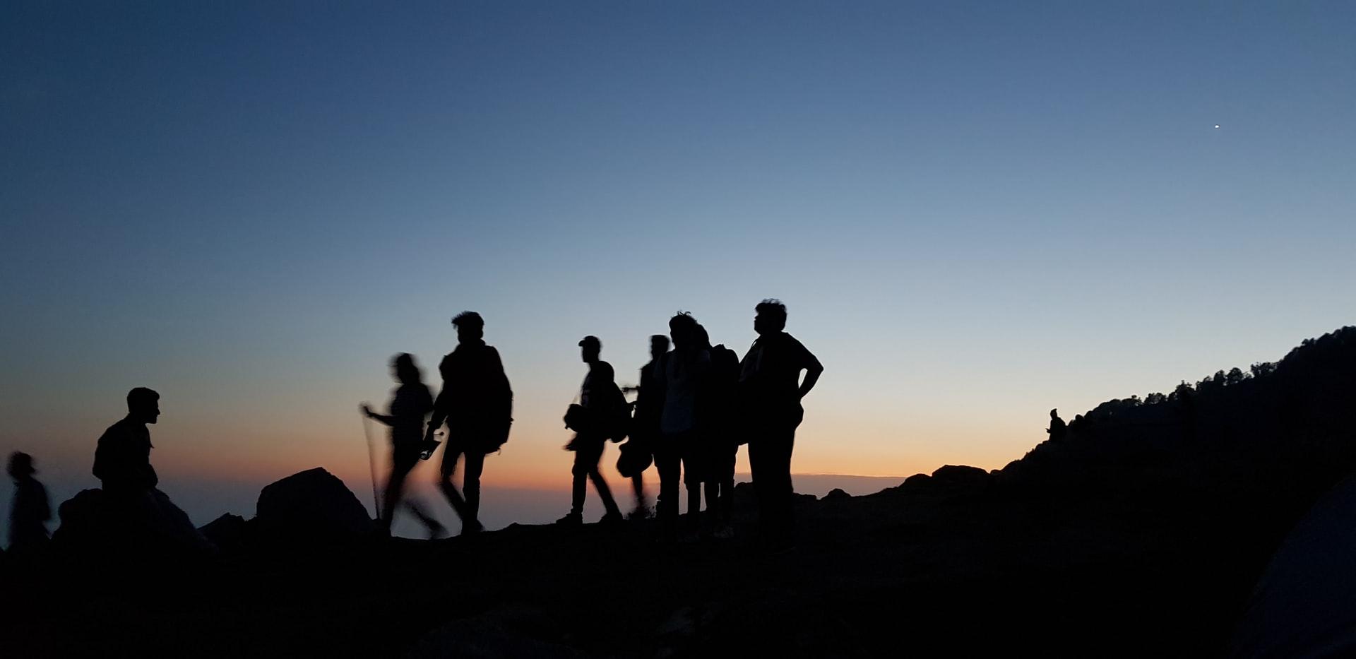 Groep mensen die samen door de bergen trekken